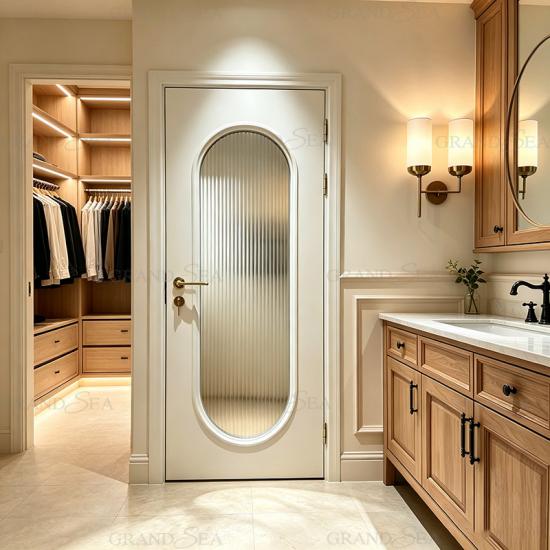 portes intérieures modernes en bois blanc