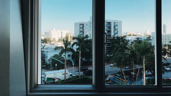 Avantages et inconvénients des fenêtres coulissantes en aluminium pour les maisons modernes